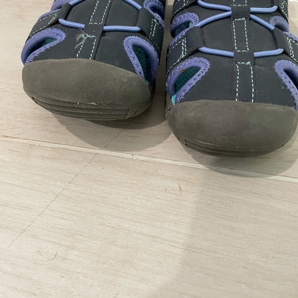 Kids outdoor sandal type shoes and good for water play too - Picture 2 of 6